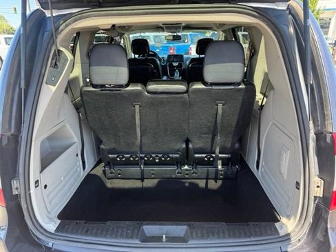 Used 2014 Chrysler Town & Country Touring FWD image 15