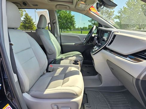 Used 2018 Toyota Sienna XLE w/ XLE Navigation Package FWD image 10