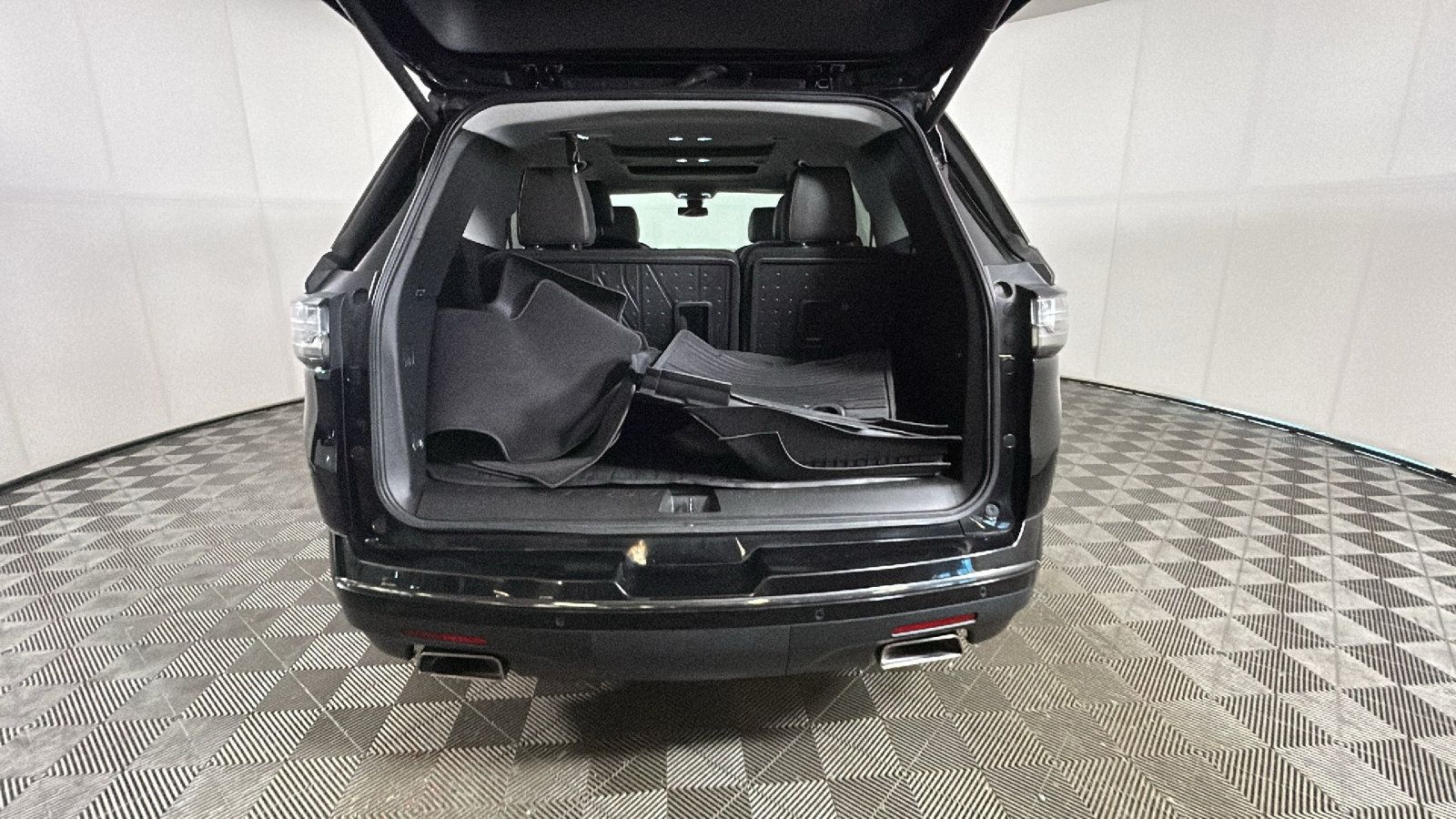 Used 2021 Chevrolet Traverse Premier w/ Redline Edition AWD/4WD image 31