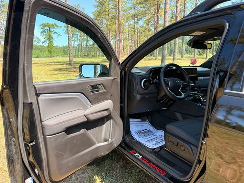 Used 2023 Chevrolet Colorado Z71 w/ Z71 Convenience Package 2 AWD/4WD image 9