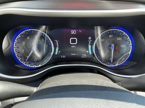 Used 2024 Chrysler Pacifica Touring-L FWD image 29
