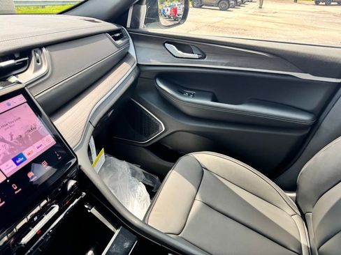 New 2025 Jeep Grand Cherokee Limited w/ Black Appearance Package image 23