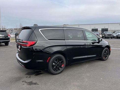 New 2025 Chrysler Pacifica Select image 8