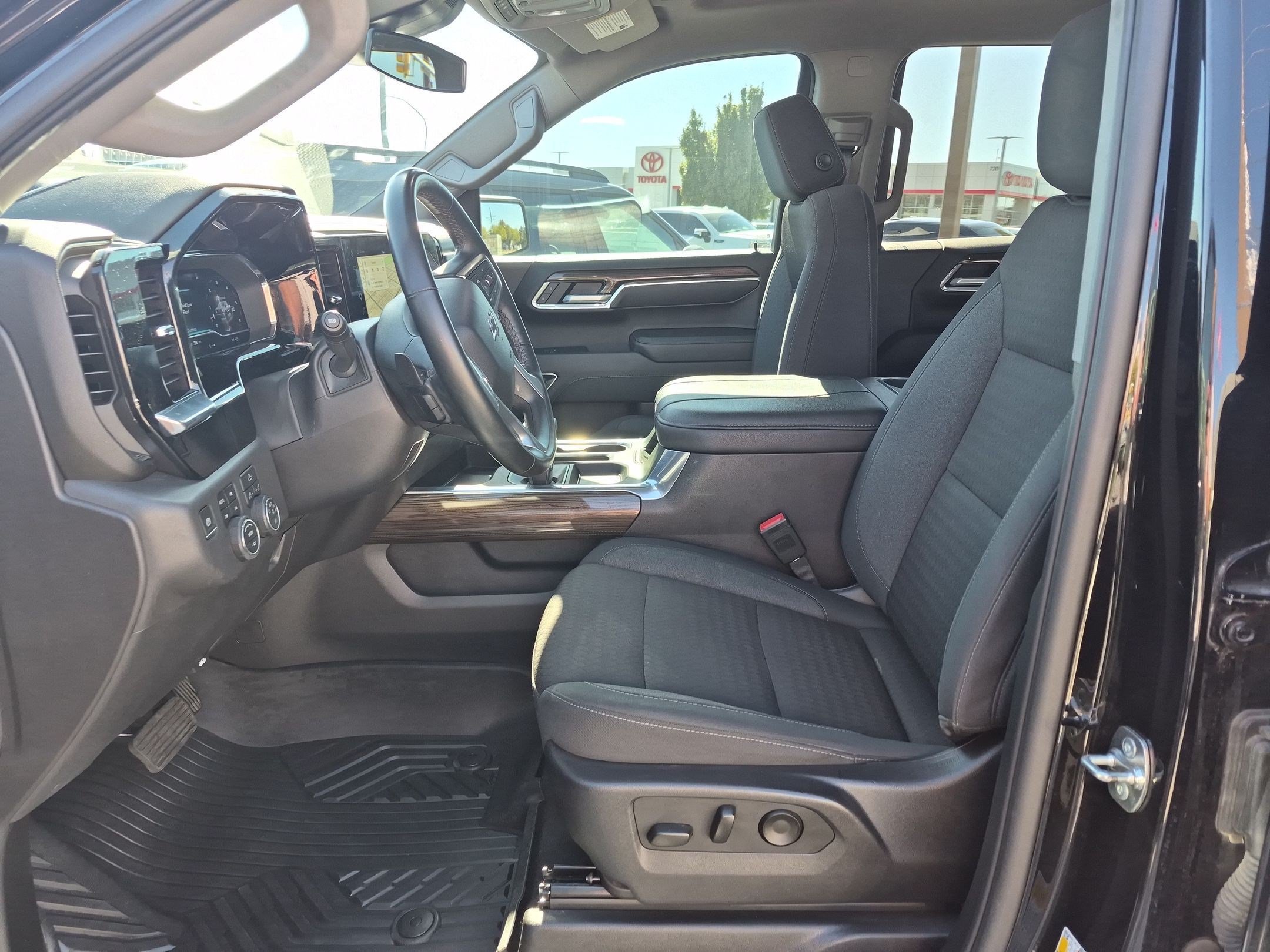 Used 2025 Chevrolet Silverado 1500 LT Trail Boss w/ Protection Package AWD/4WD image 17