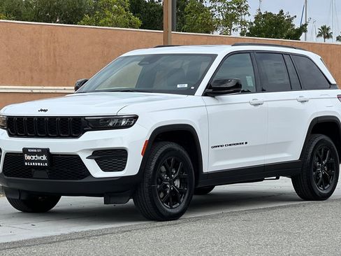 New 2025 Jeep Grand Cherokee Altitude image 8