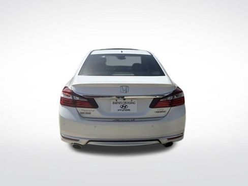 Used 2017 Honda Accord Touring image 5