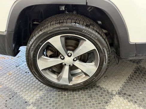 Used 2019 Jeep Cherokee Limited AWD/4WD image 13