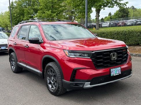 Used 2025 Honda Pilot TrailSport image 2