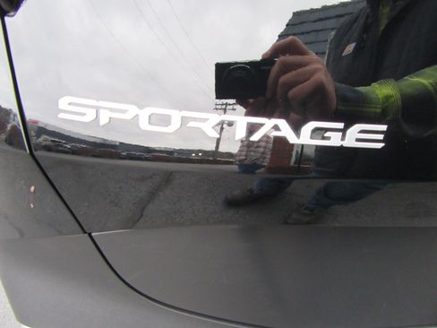 Used 2025 Kia Sportage EX image 19