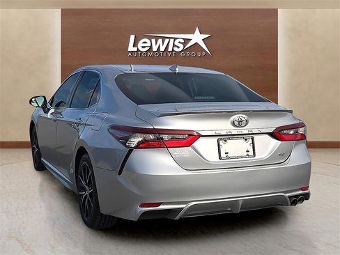 Used 2022 Toyota Camry SE image 3