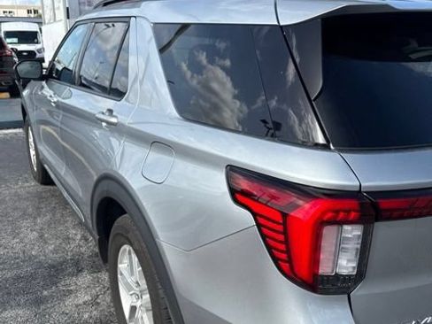 Used 2025 Ford Explorer Active RWD image 8