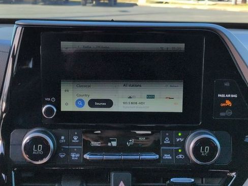 Used 2023 Toyota Highlander LE image 11