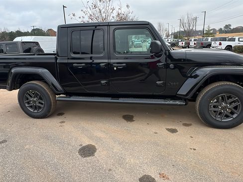 New 2026 Jeep Gladiator Sport AWD/4WD image 7