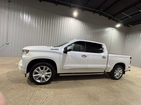 Used 2025 Chevrolet Silverado 1500 High Country AWD/4WD image 2