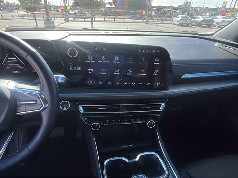 Used 2025 Chevrolet Traverse LT image 19