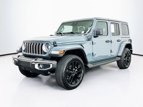 Used 2025 Jeep Wrangler Sahara image 3