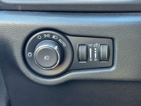 Certified 2025 Chrysler Pacifica Select image 31