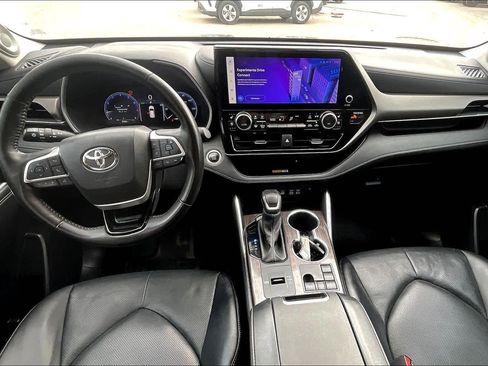 Used 2025 Toyota Highlander Limited image 16