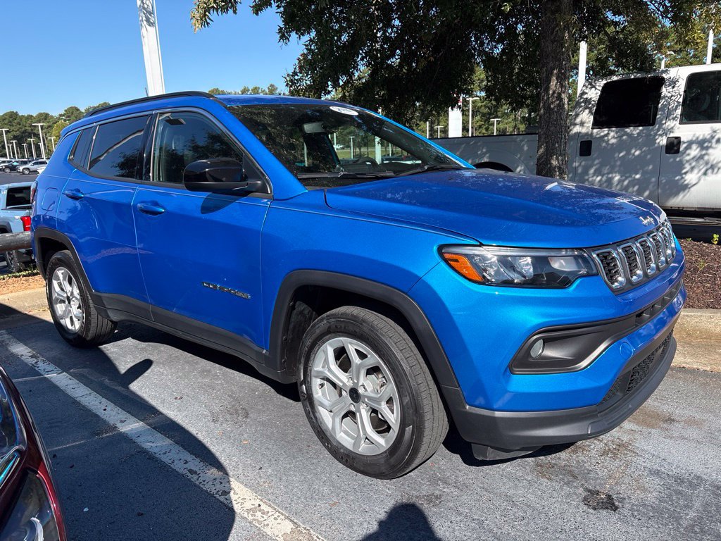 Used 2025 Jeep Compass Latitude AWD/4WD image 2