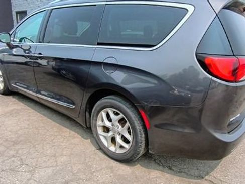 Used 2017 Chrysler Pacifica Touring-L Plus w/ Tire & Wheel Group FWD image 3