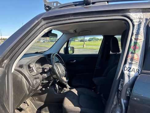 Used 2017 Jeep Renegade Latitude AWD/4WD image 10