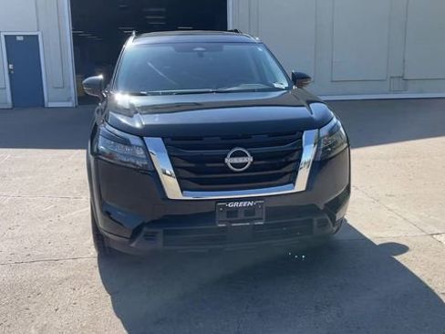 Used 2024 Nissan Pathfinder SV FWD image 3