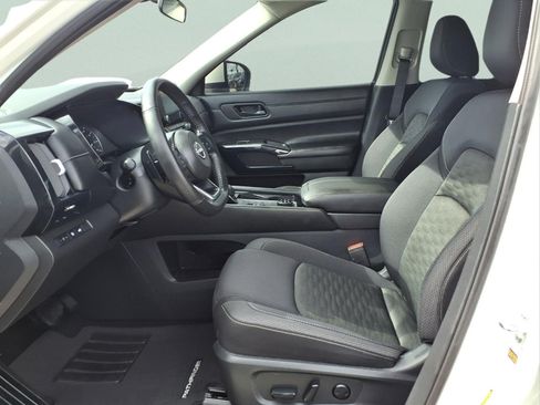 Used 2025 Nissan Pathfinder SV AWD/4WD image 12