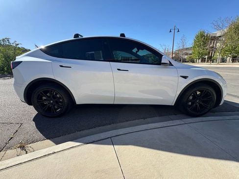 Used 2022 Tesla Model Y Long Range AWD/4WD image 9