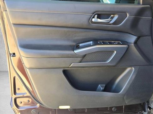 Used 2022 Nissan Pathfinder SL w/ Lighting Package (N92) FWD image 10