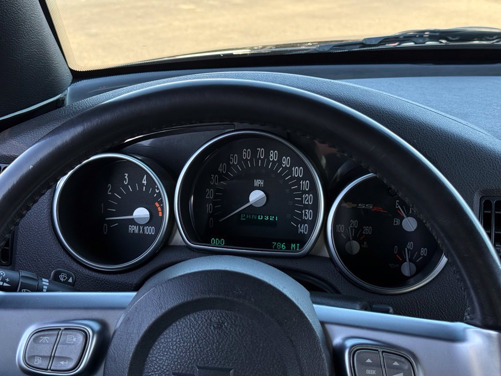 Used 2003 Chevrolet SSR w/ Preferred Equipment Group RWD image 12