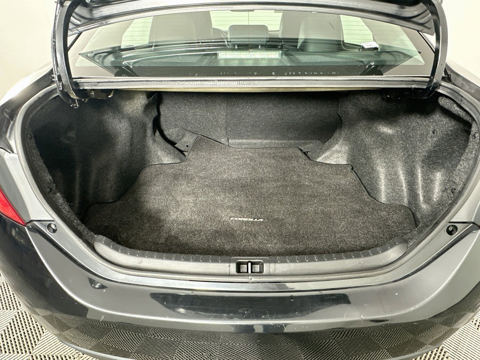Used 2017 Toyota Corolla SE FWD image 23