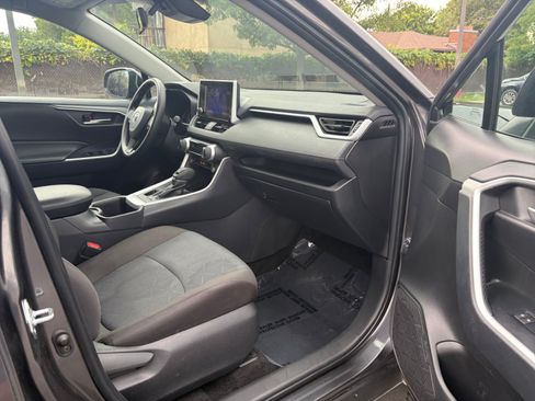 Used 2025 Toyota RAV4 XLE AWD/4WD image 28