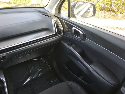 Used 2024 Kia Sorento LX image 17