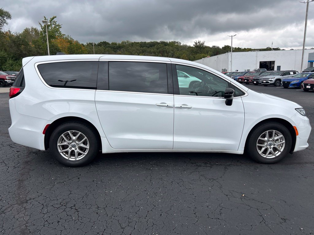 Used 2025 Chrysler Pacifica Select FWD image 4