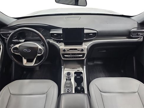 Used 2021 Ford Explorer XLT w/ Equipment Group 202A image 9