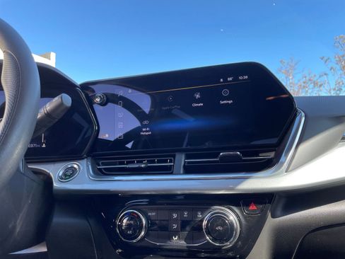 Used 2025 Chevrolet Trax LT image 20