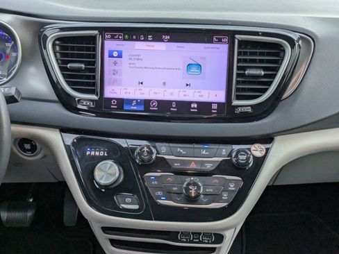 Used 2023 Chrysler Pacifica Touring-L FWD image 18