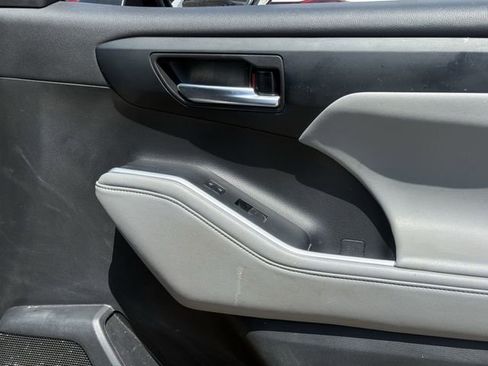 Used 2022 Toyota Highlander XLE FWD image 28