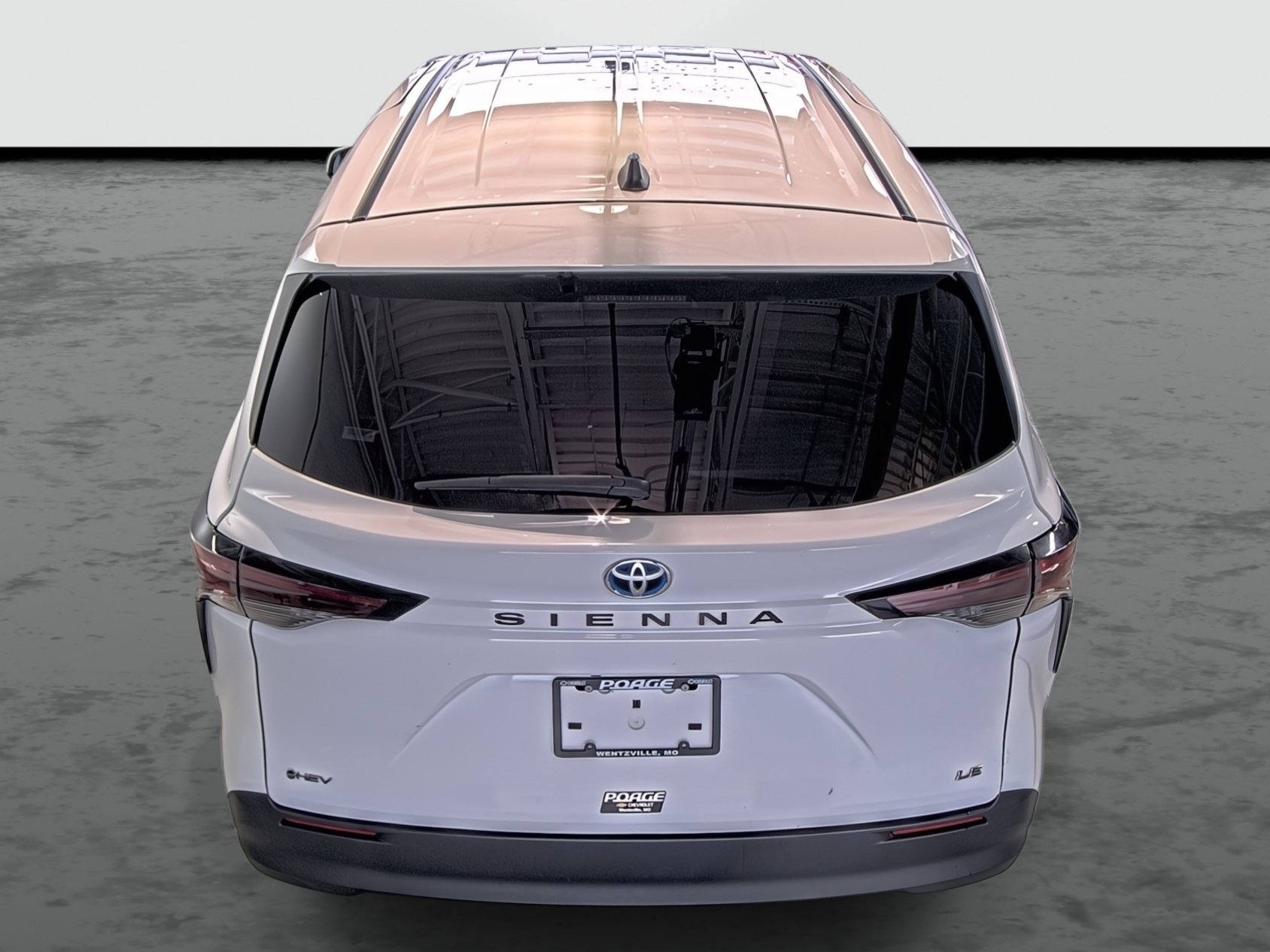 Used 2025 Toyota Sienna LE FWD image 3