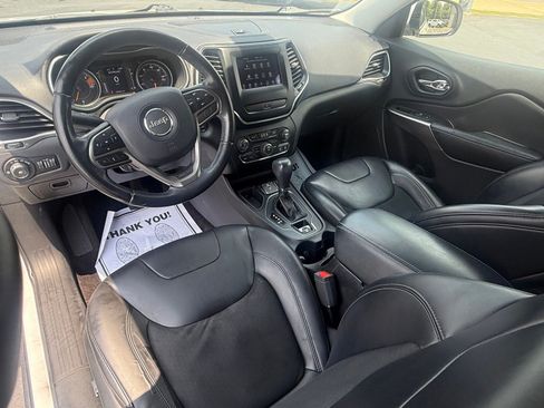 Used 2019 Jeep Cherokee Latitude Plus FWD image 17