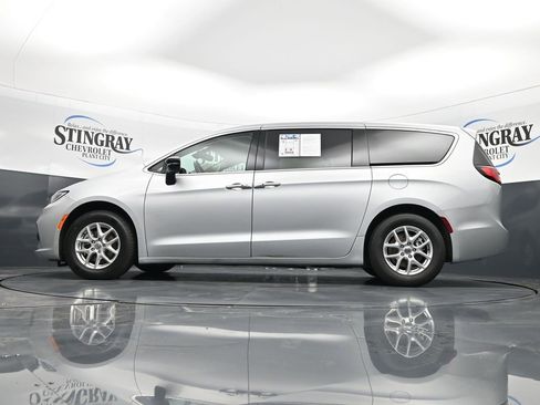 Used 2024 Chrysler Pacifica Touring-L FWD image 32