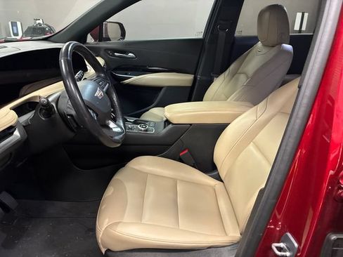 Used 2024 Cadillac XT4 Luxury w/ Cold Weather Package FWD image 9