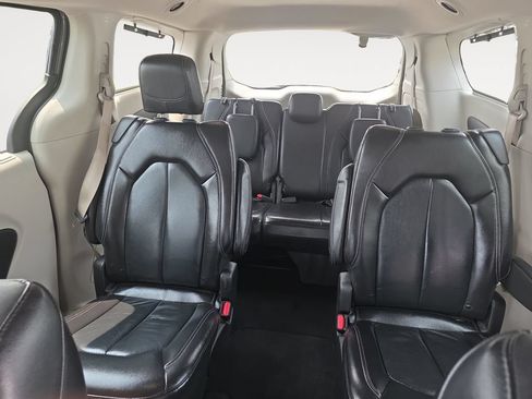 Used 2022 Chrysler Pacifica Touring-L FWD image 13
