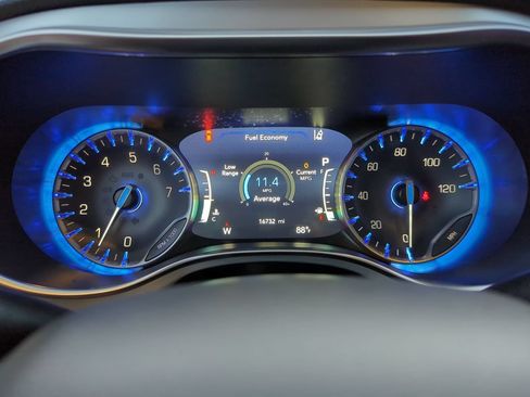 Used 2026 Chrysler Pacifica Limited FWD image 13