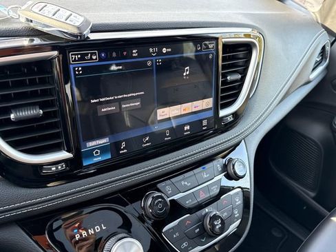 New 2026 Chrysler Pacifica Select image 44