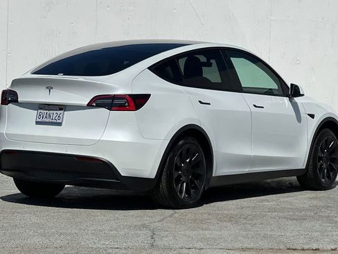 Used 2021 Tesla Model Y 2WD image 3