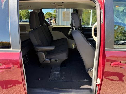Used 2018 Dodge Grand Caravan SE w/ UConnect Hands-Free Group FWD image 13