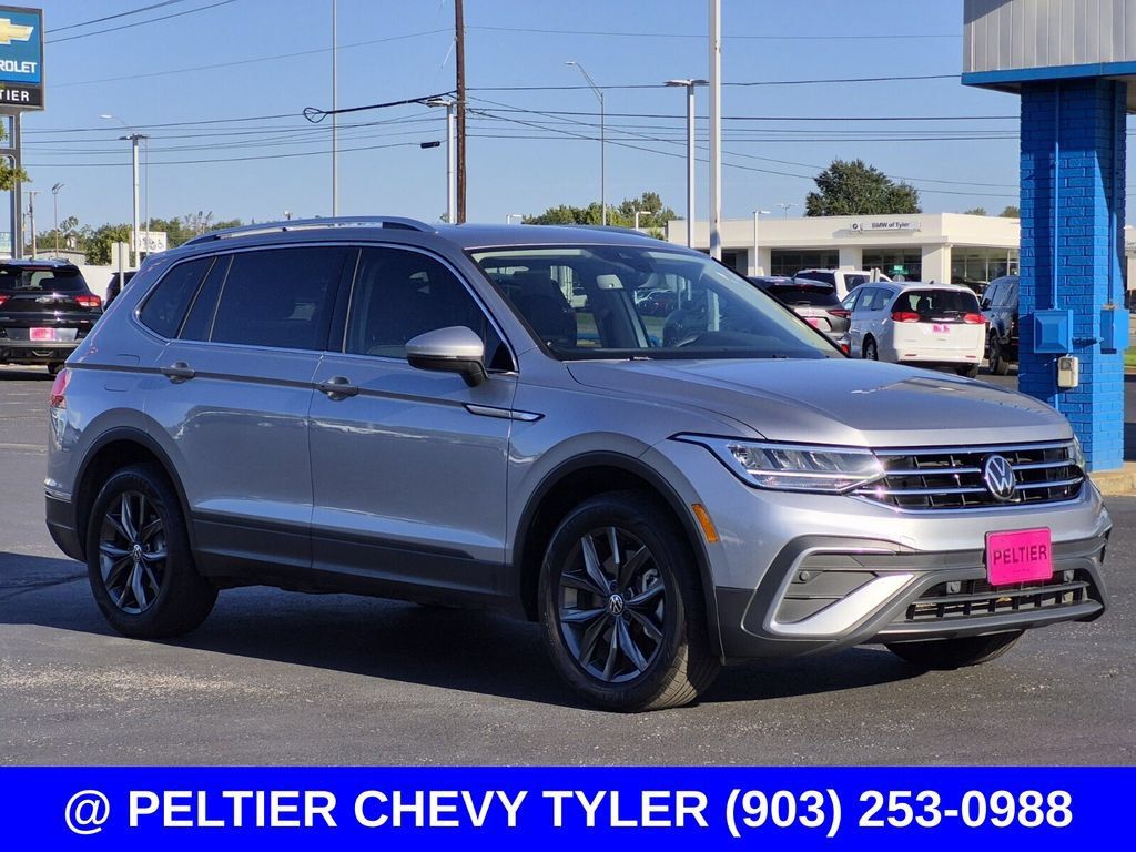 Used 2023 Volkswagen Tiguan SE w/ Panoramic Sunroof Package FWD image 1