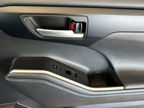 Used 2024 Toyota Highlander XLE image 19