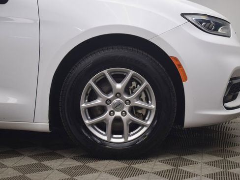 Used 2024 Chrysler Pacifica Touring-L image 30